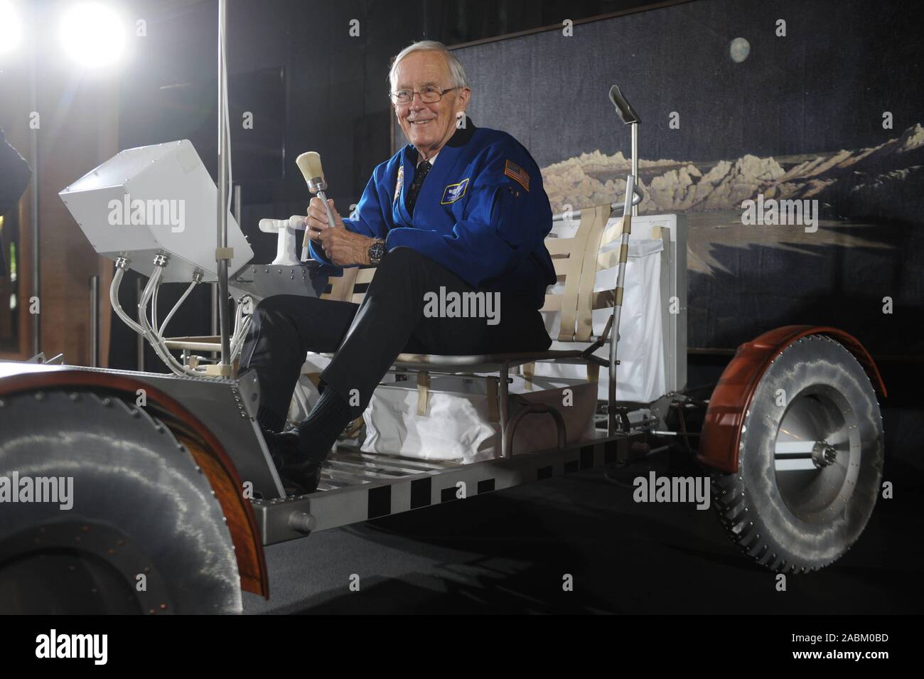 Der US-Astronaut Charles 'Charlie' Moss Herzog spricht über seine Erfahrungen im Weltraum im Deutschen Museum. Herzog pilotiert die Mondlandefähre der Apollo 16 Mission 1972 und fuhr über den Mond mit dem Auto nach der Landung. Das Bild zeigt die jüngste Moonwalker mit einer Replik eines Rover. [Automatisierte Übersetzung] Stockfoto