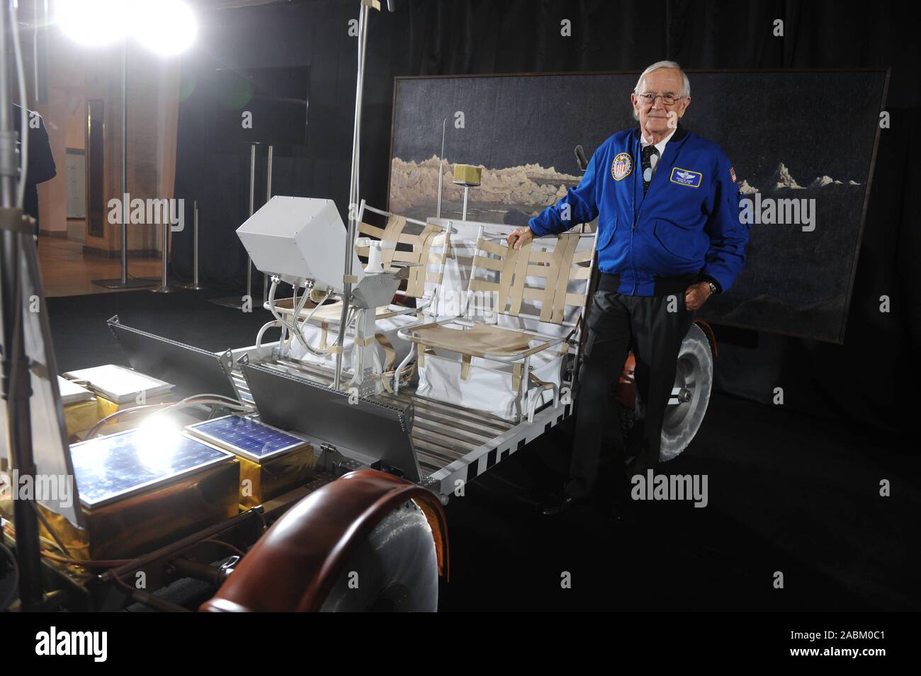 Der US-Astronaut Charles 'Charlie' Moss Herzog spricht über seine Erfahrungen im Weltraum im Deutschen Museum. Herzog pilotiert die Mondlandefähre der Apollo 16 Mission 1972 und fuhr über den Mond mit dem Auto nach der Landung. Das Bild zeigt die jüngste Moonwalker mit einer Replik eines Rover. [Automatisierte Übersetzung] Stockfoto