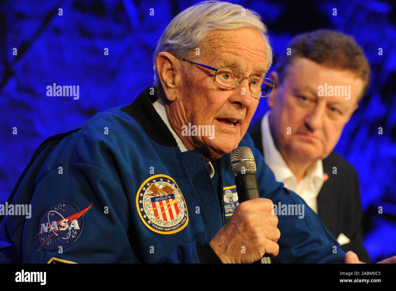 Der US-Astronaut Charles 'Charlie' Moss Duke (l) spricht über seine Erfahrungen im Weltraum im Deutschen Museum. Herzog pilotiert die Mondlandefähre der Apollo 16 Mission 1972 und fuhr über den Mond mit dem Auto nach der Landung. Das Bild zeigt die jüngste Moonwalker mit Wolfgang Heckl, Generaldirektor des Deutschen Museums. [Automatisierte Übersetzung] Stockfoto