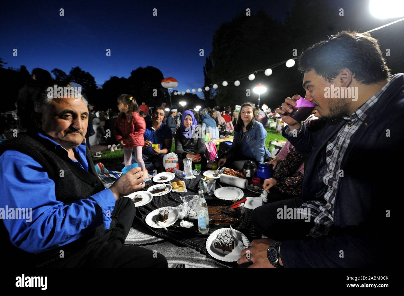 An der Offenen (F) Luft Iftar der Muslimischen Rat München Hunderte Muslime treffen zu brechen zusammen Fasten unter freiem Himmel in der Nähe des Luitpoldparks. [Automatisierte Übersetzung] Stockfoto