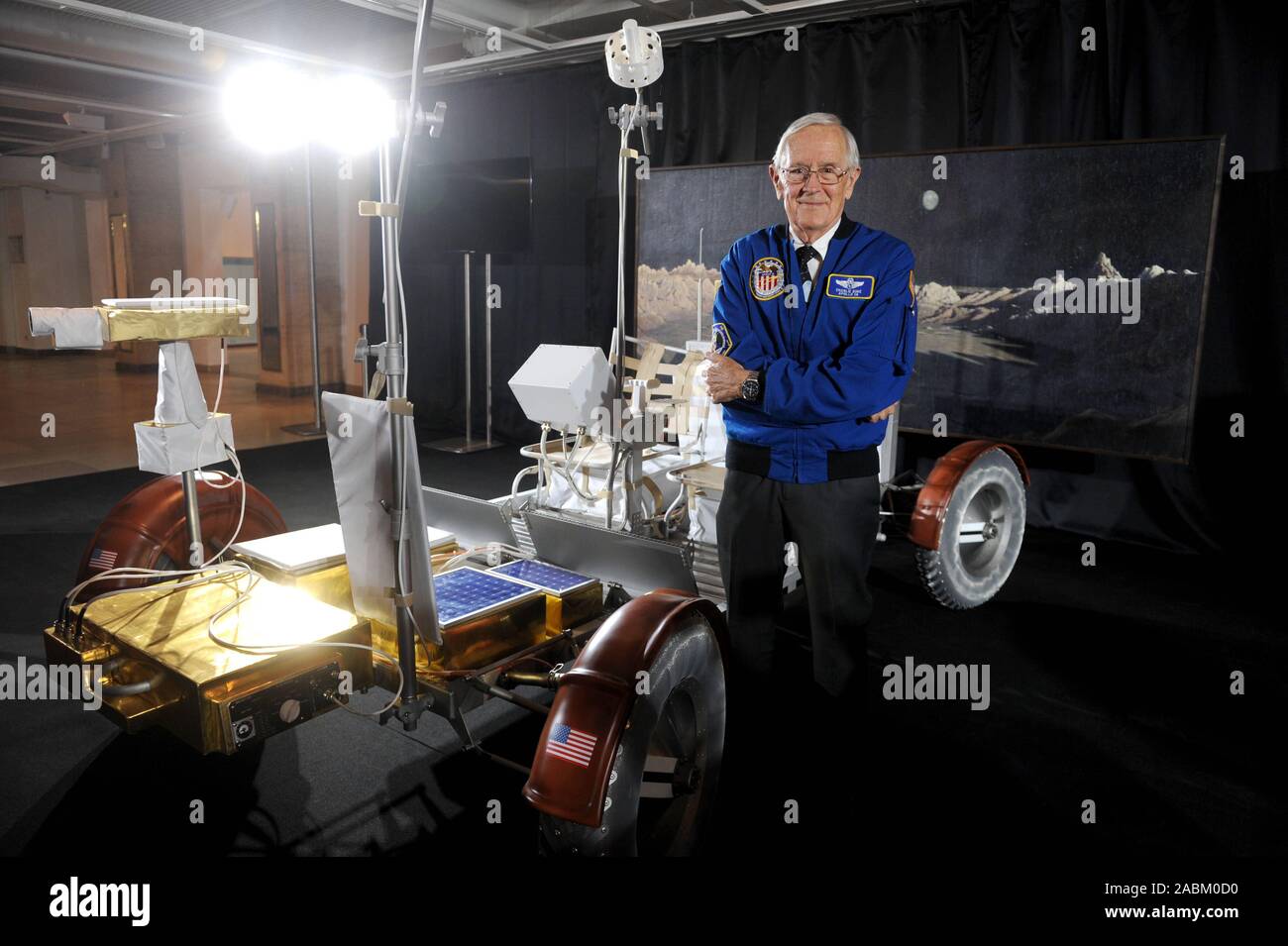 Der US-Astronaut Charles 'Charlie' Moss Herzog spricht über seine Erfahrungen im Weltraum im Deutschen Museum. Herzog pilotiert die Mondlandefähre der Apollo 16 Mission 1972 und fuhr über den Mond mit dem Auto nach der Landung. Das Bild zeigt die jüngste Moonwalker mit einer Replik eines Rover. [Automatisierte Übersetzung] Stockfoto