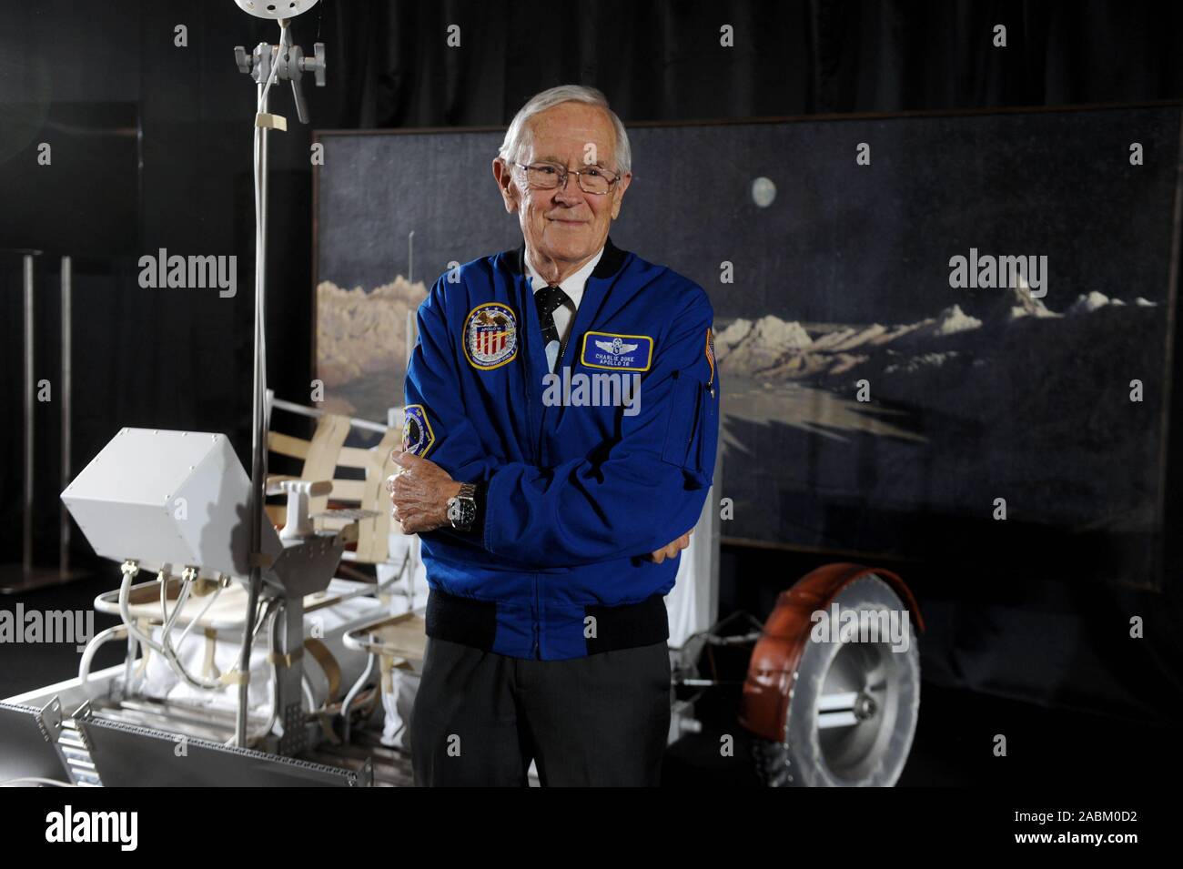 Der US-Astronaut Charles 'Charlie' Moss Herzog spricht über seine Erfahrungen im Weltraum im Deutschen Museum. Herzog pilotiert die Mondlandefähre der Apollo 16 Mission 1972 und fuhr über den Mond mit dem Auto nach der Landung. Das Bild zeigt die jüngste Moonwalker mit einer Replik eines Rover. [Automatisierte Übersetzung] Stockfoto
