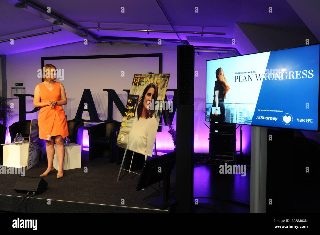 Editor-in-chief Kathrin Werner präsentiert die neue Ausgabe des Wirtschaftsmagazins "Plan-W bei der Plan-W-Kongress in der Fabrik Görlitzer Park in Berlin. [Automatisierte Übersetzung] Stockfoto