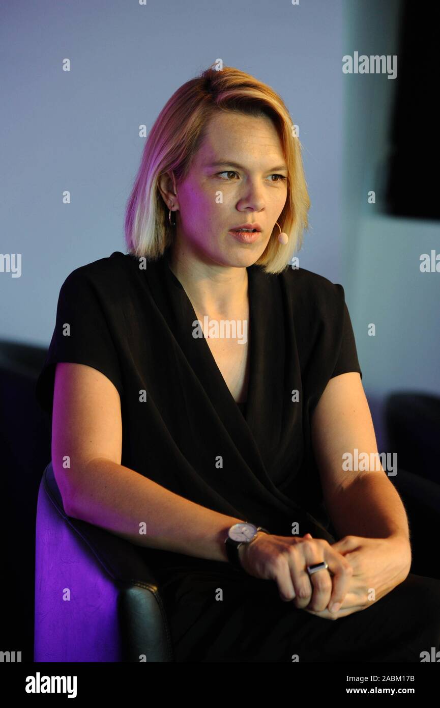 Magdalena Rogl (Leiter Digital TV bei Microsoft Deutschland) im Goldfischglas auf dem Plan - W - Kongress in der Fabrik Görlitzer Park in Berlin. [Automatisierte Übersetzung] Stockfoto