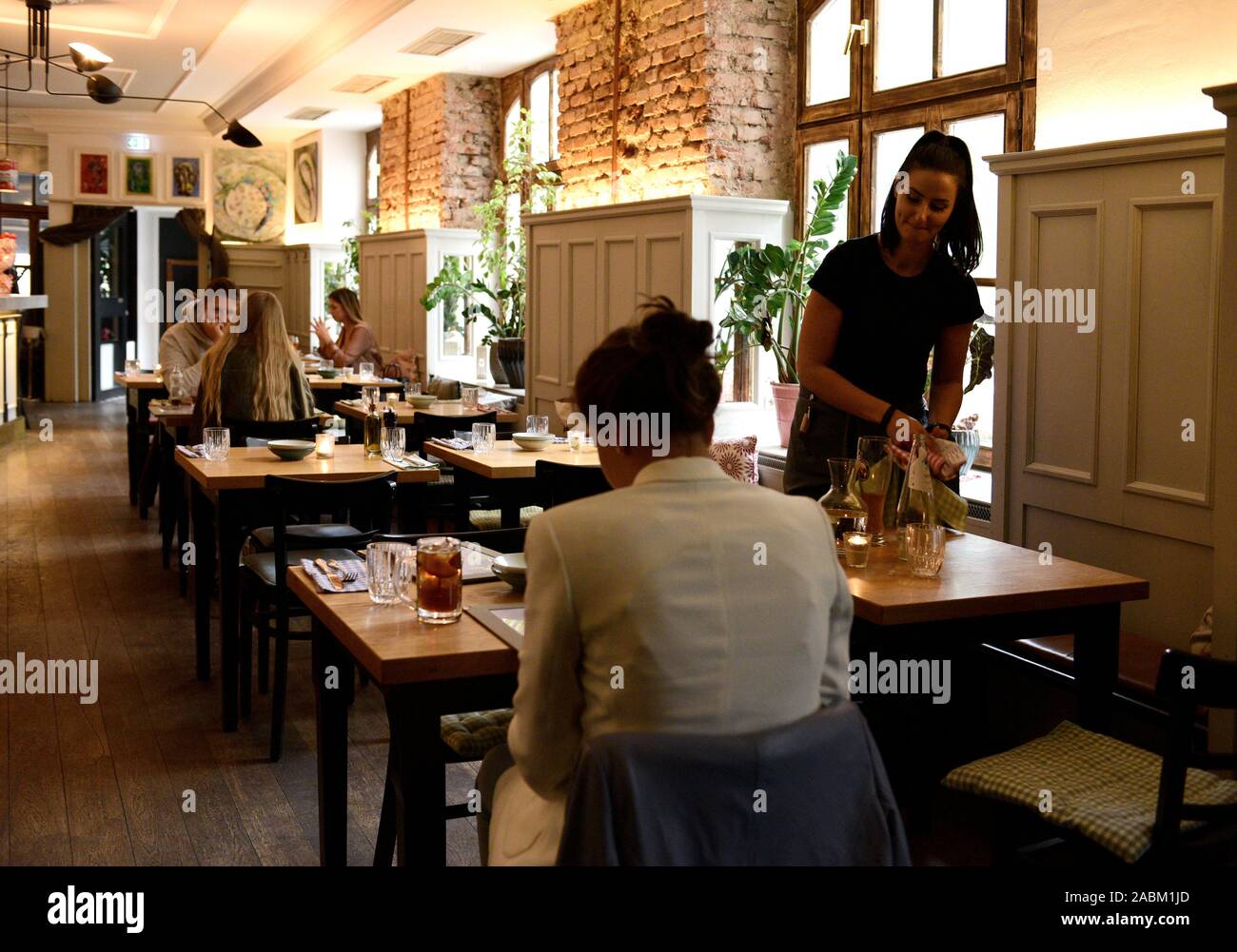 Übersicht Bild der Zimmer des Italienischen Restaurant 'Cucina Corleone" in München. [Automatisierte Übersetzung] Stockfoto