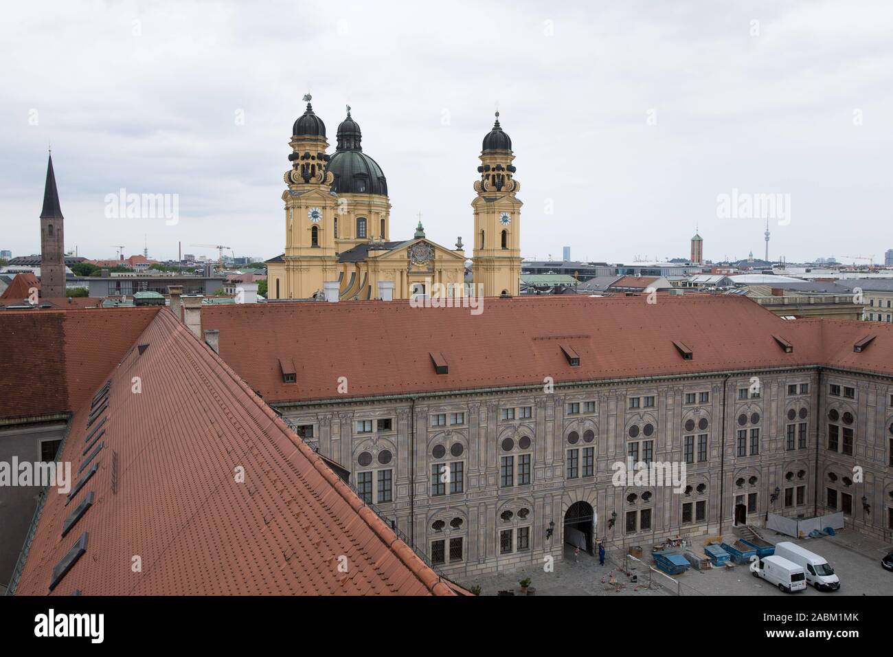 Blick vom Turm der Residenz über den Dächern von München. Im Hintergrund sehen Sie die Theatinerkirche. [Automatisierte Übersetzung] Stockfoto