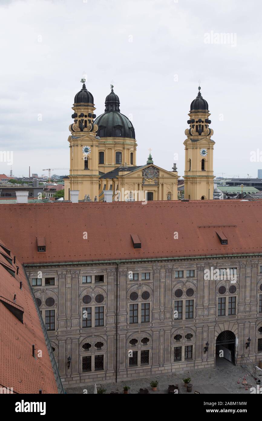 Blick vom Turm der Residenz über den Dächern von München. Im Hintergrund sehen Sie die Theatinerkirche. [Automatisierte Übersetzung] Stockfoto