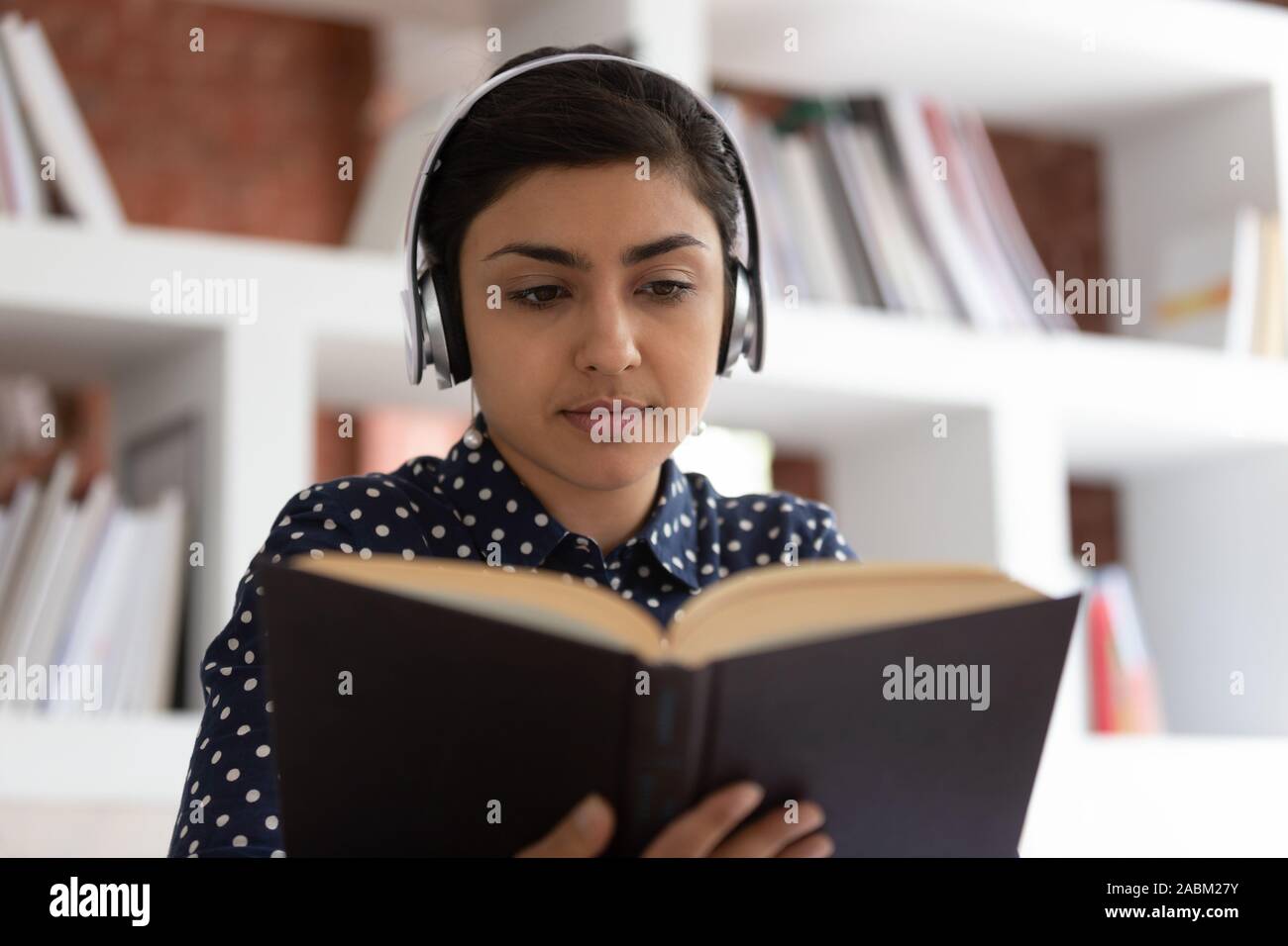 Nahaufnahme Kopf geschossen Indischer Student lesen pädagogische Lehrbuch konzentriert. Stockfoto