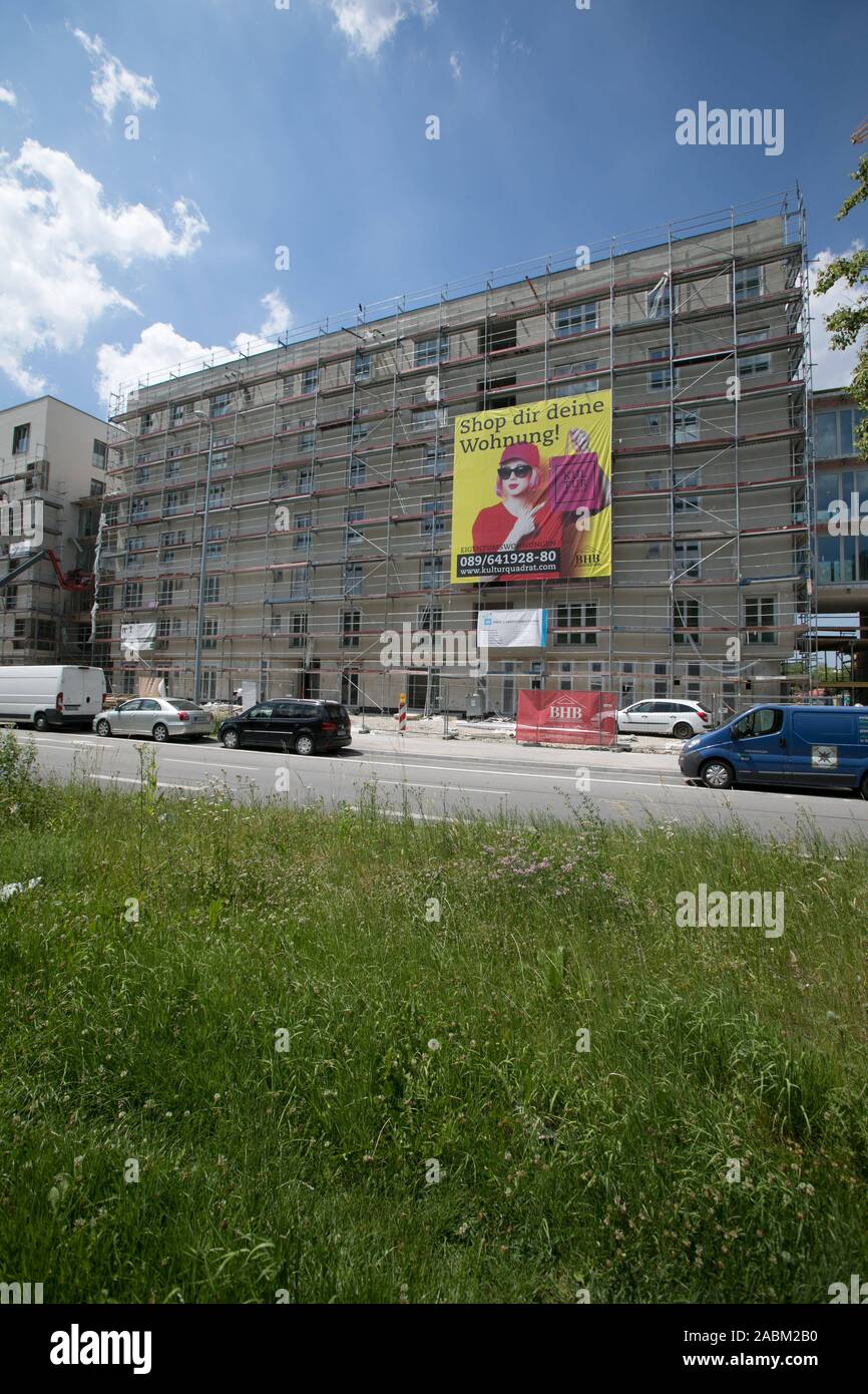 Baustelle am Hanns-Seidel-Platz in Neuperlach. Unter anderem wird hier ein Gemeindezentrum gebaut werden, zusammen mit einem sozialen Zentrum und den Geschäften. Das Bild zeigt die Ansicht von der Fritz-Erler-Straße in neue Gebäude kurz vor der Fertigstellung. [Automatisierte Übersetzung] Stockfoto