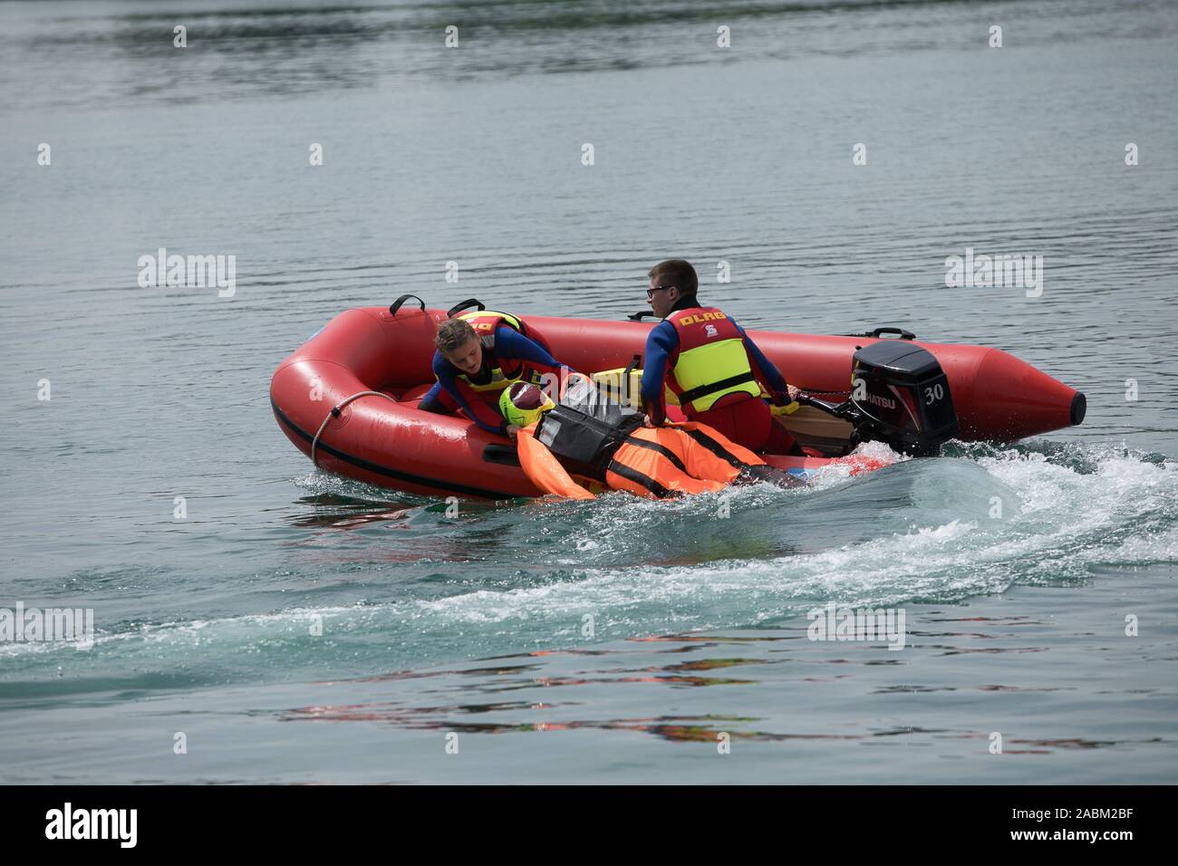 Während einer Übung mit dem neuen Rettungsboot (IRB), zwei Mitglieder der DLRG Watch Station am Regattaparksee in Oberschleißheim fetch ein 40 kg Puppe aus dem Wasser. [Automatisierte Übersetzung] Stockfoto