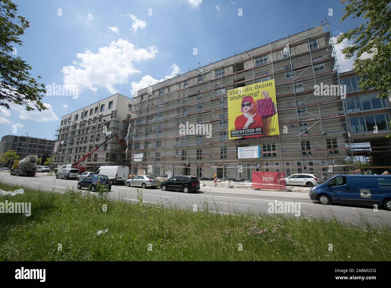 Baustelle am Hanns-Seidel-Platz in Neuperlach. Unter anderem wird hier ein Gemeindezentrum gebaut werden, zusammen mit einem sozialen Zentrum und den Geschäften. Das Bild zeigt die Ansicht von der Fritz-Erler-Straße in neue Gebäude kurz vor der Fertigstellung. [Automatisierte Übersetzung] Stockfoto