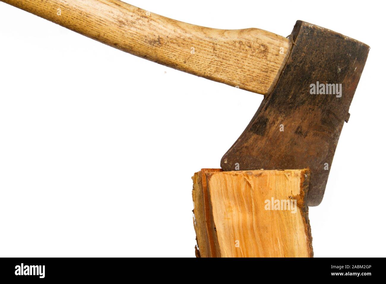 Ax gehaftet in einem Protokoll aus Holz auf weißem Hintergrund Stockfoto