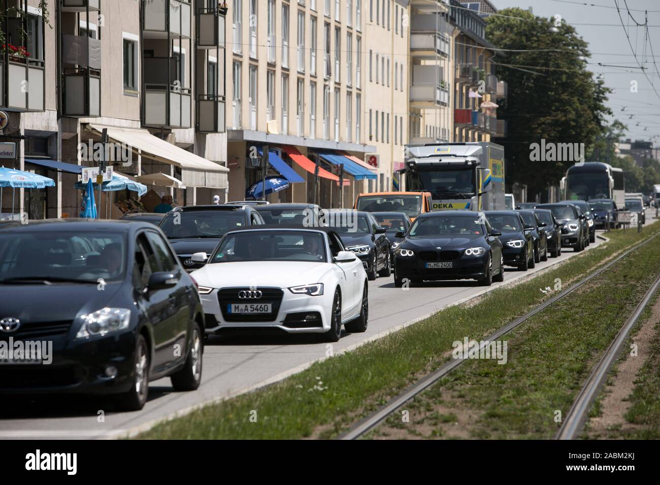 Autos Rückstau an der Ampel oder Riedgaustraße Annabrunner Straße in Berg am Laim. Die Straßenbahn in der Mitte der Straße verlaufen. [Automatisierte Übersetzung] Stockfoto
