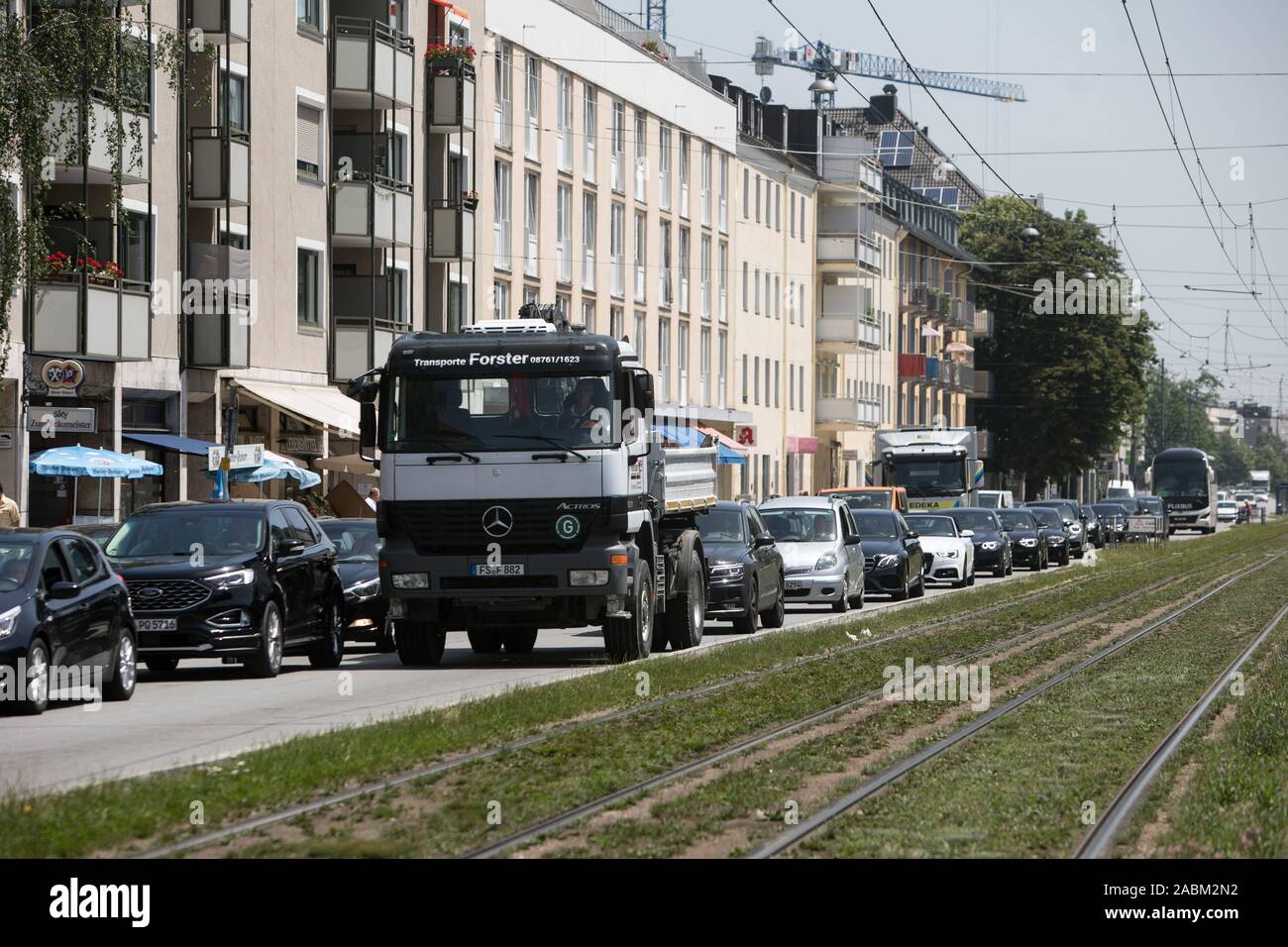 Autos Rückstau an der Ampel oder Riedgaustraße Annabrunner Straße in Berg am Laim. Die Straßenbahn in der Mitte der Straße verlaufen. [Automatisierte Übersetzung] Stockfoto