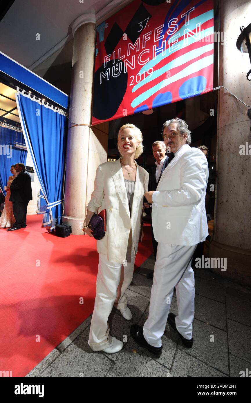 Katja Eichinger und Regisseur Carlos Gerstenhauer bei der Eröffnung des Filmfest München im Hotel Bayerischer Hof. [Automatisierte Übersetzung] Stockfoto