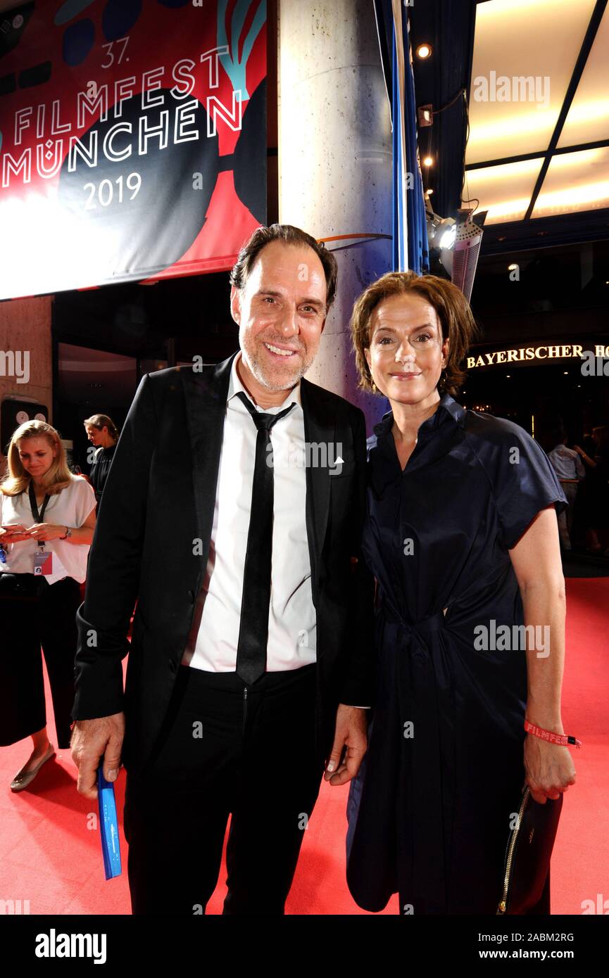 Die Schauspieler Thomas Loibl und Claudia Michelsen bei der Eröffnung des Filmfest München im Die Schauspieler Thomas Loibl und Claudia Michelsen bei der Eröffnung des Filmfest München im