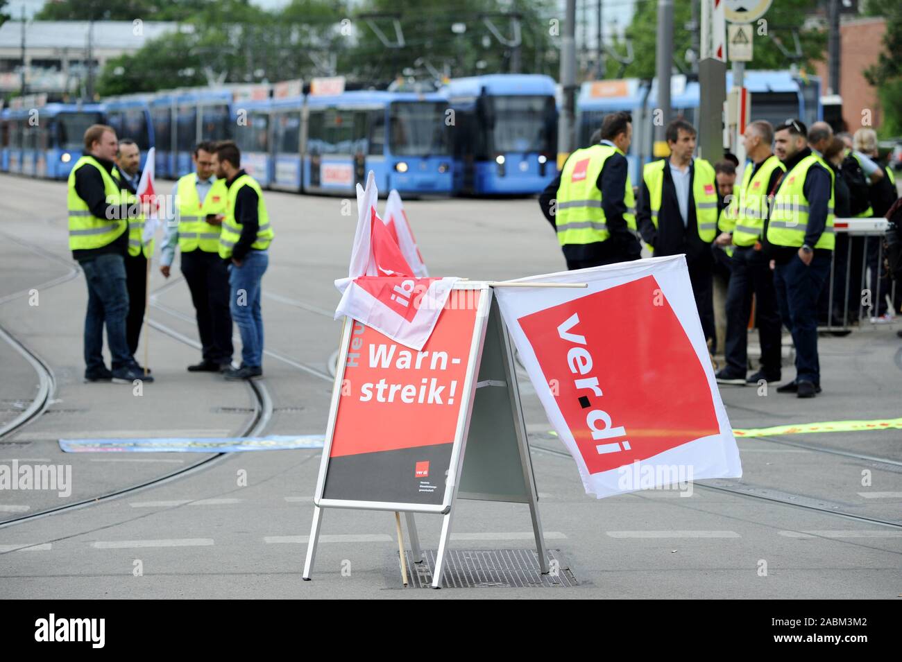 11-stündigen Warnstreik der Gewerkschaft Verdi im öffentlichen Verkehr in München. Betroffen sind die U-Bahnen, Busse und Straßenbahnen der Münchner Verkehrsgesellschaft (MVG). Das Bild zeigt einen Stürmer in der MVG straßenbahndepot an der Einsteinstraße 148. [Automatisierte Übersetzung] Stockfoto