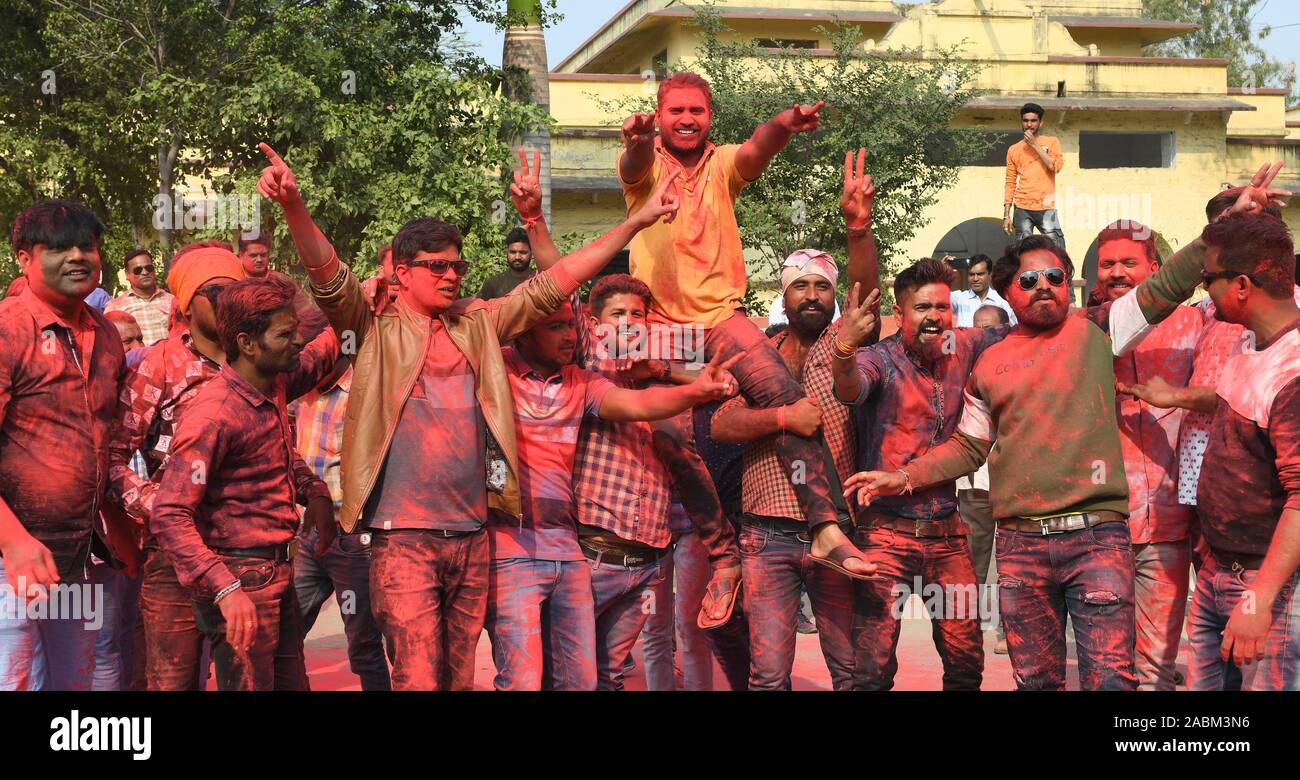 BJP Arbeiter feiern ihren Sieg in den Präsidenten Wahl der Städtischen Körper in Beawar, Rajasthan, Indien. Foto/Sumit Saraswat Stockfoto