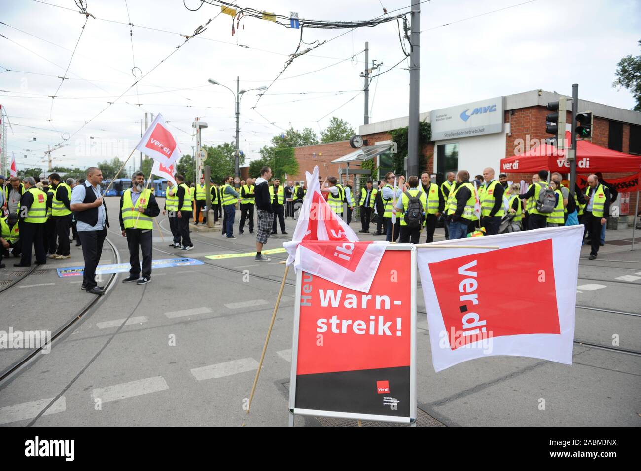 11-stündigen Warnstreik der Gewerkschaft Verdi im öffentlichen Verkehr in München. Betroffen sind die U-Bahnen, Busse und Straßenbahnen der Münchner Verkehrsgesellschaft (MVG). Das Bild zeigt einen Stürmer in der MVG straßenbahndepot an der Einsteinstraße 148. [Automatisierte Übersetzung] Stockfoto