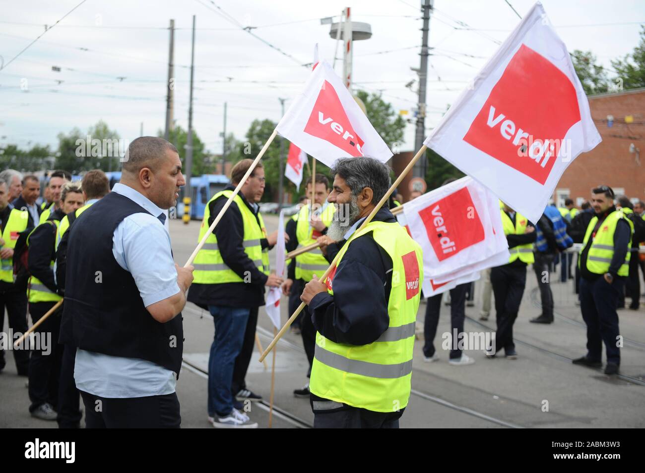 11-stündigen Warnstreik der Gewerkschaft Verdi im öffentlichen Verkehr in München. Betroffen sind die U-Bahnen, Busse und Straßenbahnen der Münchner Verkehrsgesellschaft (MVG). Das Bild zeigt einen Stürmer in der MVG straßenbahndepot an der Einsteinstraße 148. [Automatisierte Übersetzung] Stockfoto
