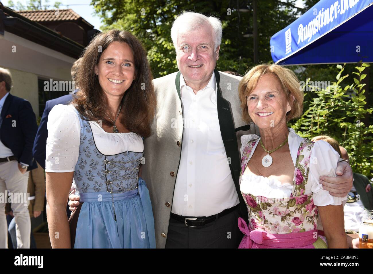 Bundesinnenminister Horst Seehofer (CSU) mit Tochter Ulrike und Frau Karin am Bavaricum 2019 Symposium in der Münchner Augustinerkeller. [Automatisierte Übersetzung] Stockfoto