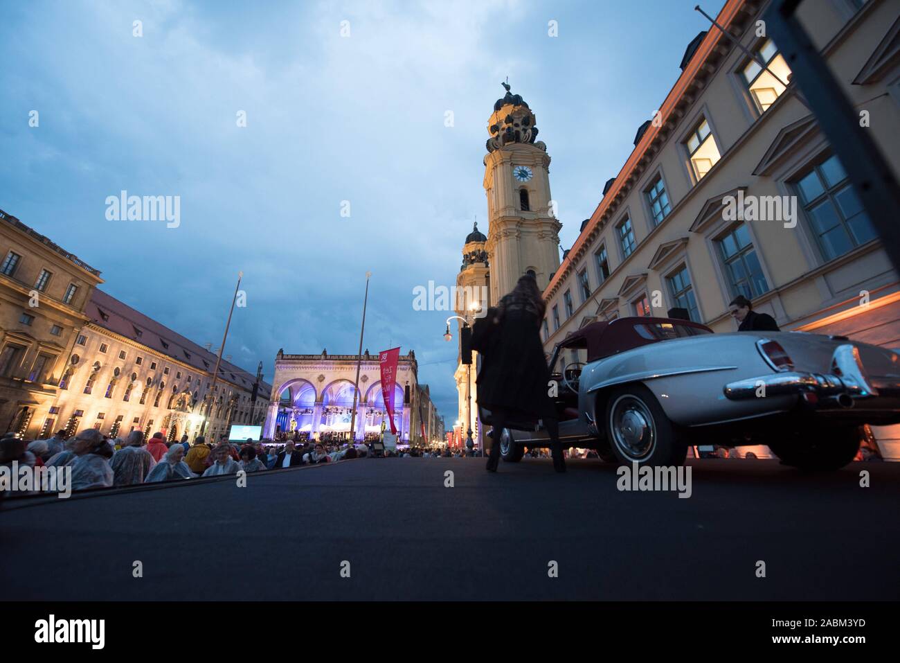 Trotz schlechten Wetters 8000 Gäste zum eröffnungskonzert der Reihe "Klassik am Odeonsplatz" Hören des Symphonieorchesters des Bayerischen Rundfunks mit seinen Dirigenten Alan Gilbert und die Sopranistin Renée Flemming. [Automatisierte Übersetzung] Stockfoto