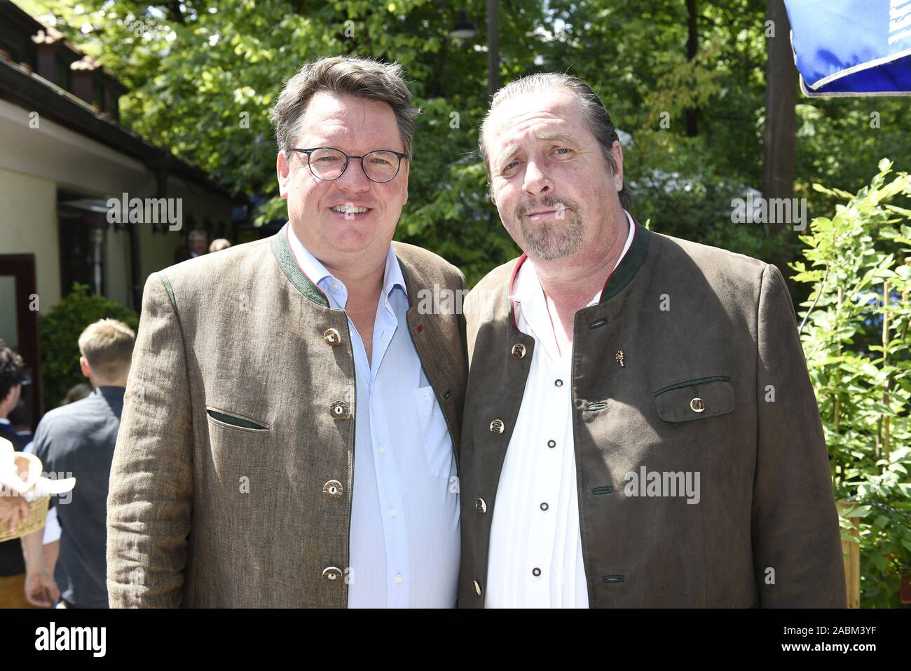 Die kabarettisten Helmut Schleich (li.) und Andreas Giebel an der Bavaricum 2019 Symposium in der Münchner Augustinerkeller. [Automatisierte Übersetzung] Stockfoto
