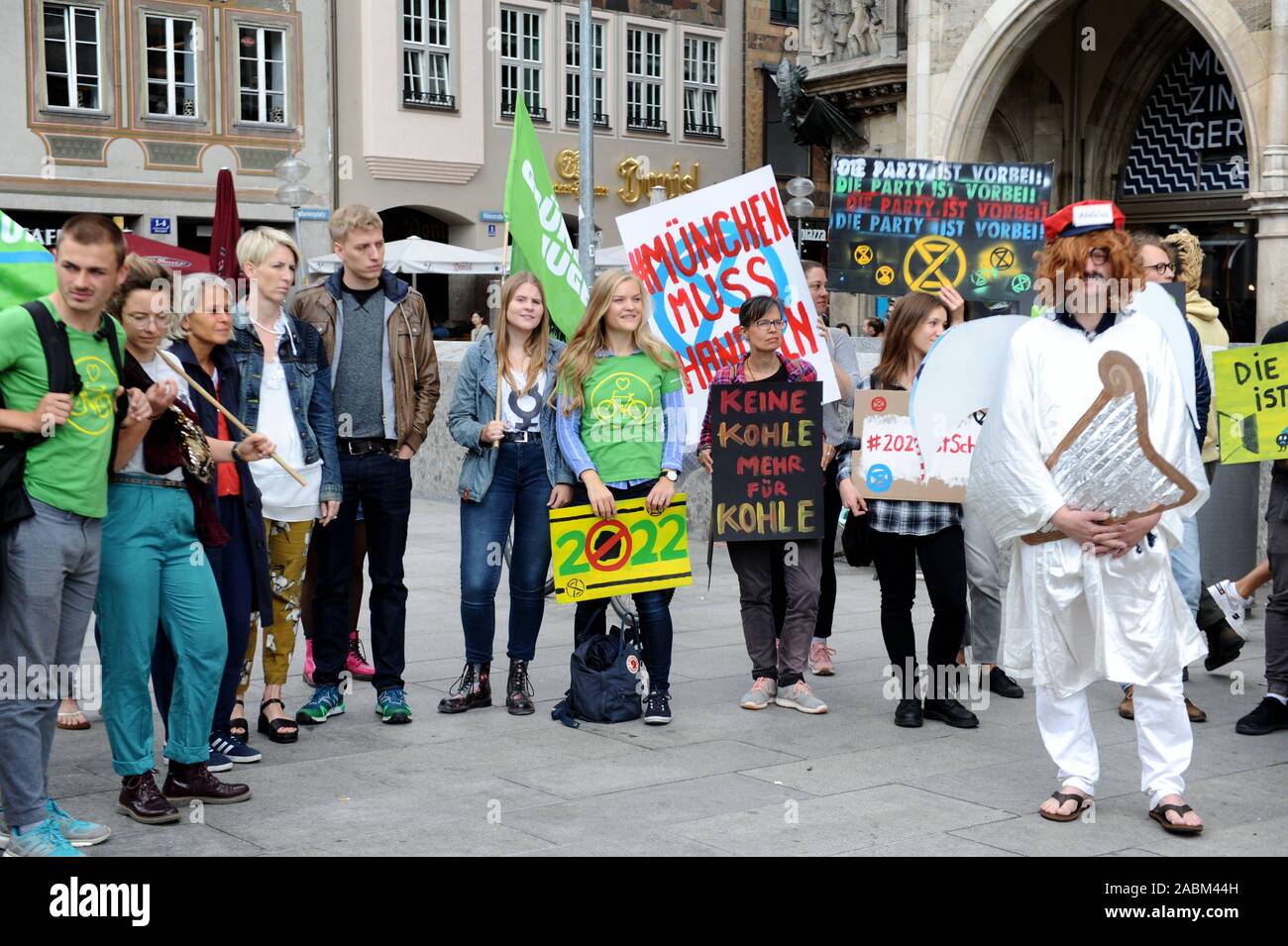 Klimaschutz Aktivisten des 'Aussterben Rebellion' Gruppe protestieren gegen den Plan der Stadt die Steinkohle befeuerten Einheit des Munich-North Blockheizkraftwerk fortzusetzen, nachdem 2022 mit einer Kette Protest vor dem Münchner Rathaus ablaufen zu lassen. Dies würde bedeuten, dass die Verantwortlichen ignorieren würden den erfolgreichen Bürger aus dem Steinkohlenbergbau vorzeitig zurückzutreten. [Automatisierte Übersetzung] Stockfoto