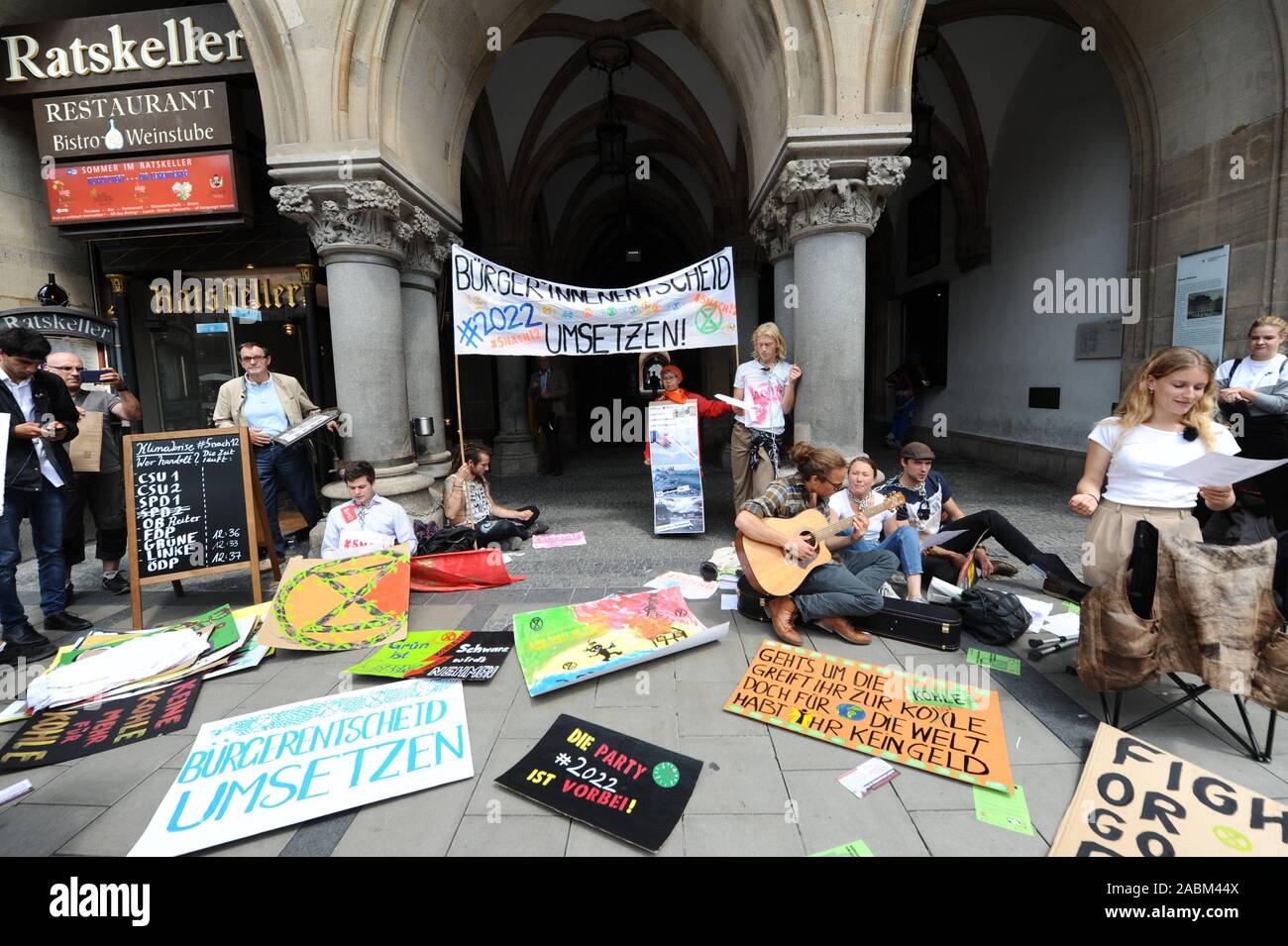 Klimaschutz Aktivisten des 'Aussterben Rebellion' Gruppe protestieren gegen den Plan der Stadt die Steinkohle befeuerten Einheit des Munich-North Blockheizkraftwerk fortzusetzen, nachdem 2022 mit einer Kette Protest vor dem Münchner Rathaus ablaufen zu lassen. Dies würde bedeuten, dass die Verantwortlichen ignorieren würden den erfolgreichen Bürger aus dem Steinkohlenbergbau vorzeitig zurückzutreten. [Automatisierte Übersetzung] Stockfoto