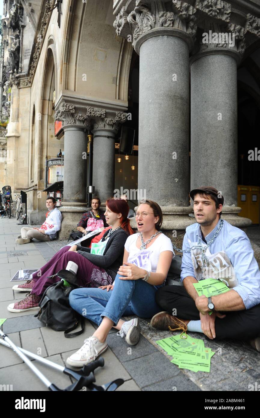 Klimaschutz Aktivisten des 'Aussterben Rebellion' Gruppe protestieren gegen den Plan der Stadt die Steinkohle befeuerten Einheit des Munich-North Blockheizkraftwerk fortzusetzen, nachdem 2022 mit einer Kette Protest vor dem Münchner Rathaus ablaufen zu lassen. Dies würde bedeuten, dass die Verantwortlichen ignorieren würden den erfolgreichen Bürger aus dem Steinkohlenbergbau vorzeitig zurückzutreten. [Automatisierte Übersetzung] Stockfoto