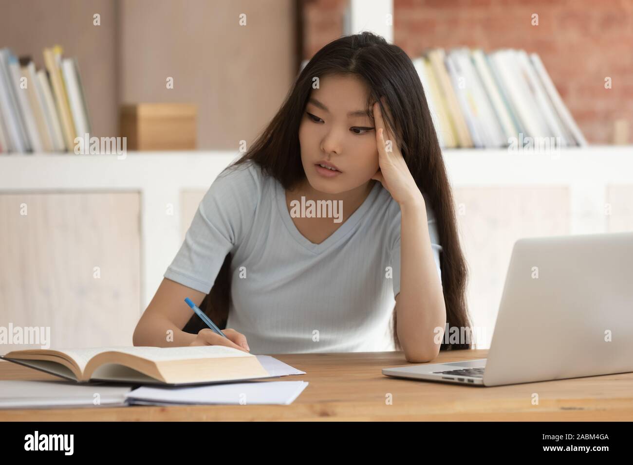 Müde junge asiatische Studentin Vorbereitung für Hochschule Tests. Stockfoto