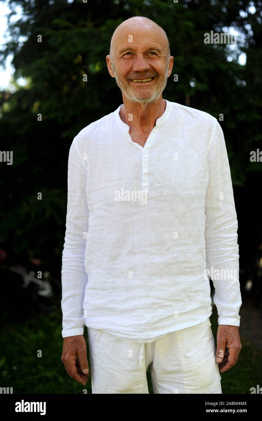 Christof Wackernagel, deutscher Schauspieler und Autor sowie ehemaliges Mitglied der Rote Armee Fraktion (RAF), an seinem Haus in Ottobrunn [automatisierte Übersetzung] erfasst Stockfoto