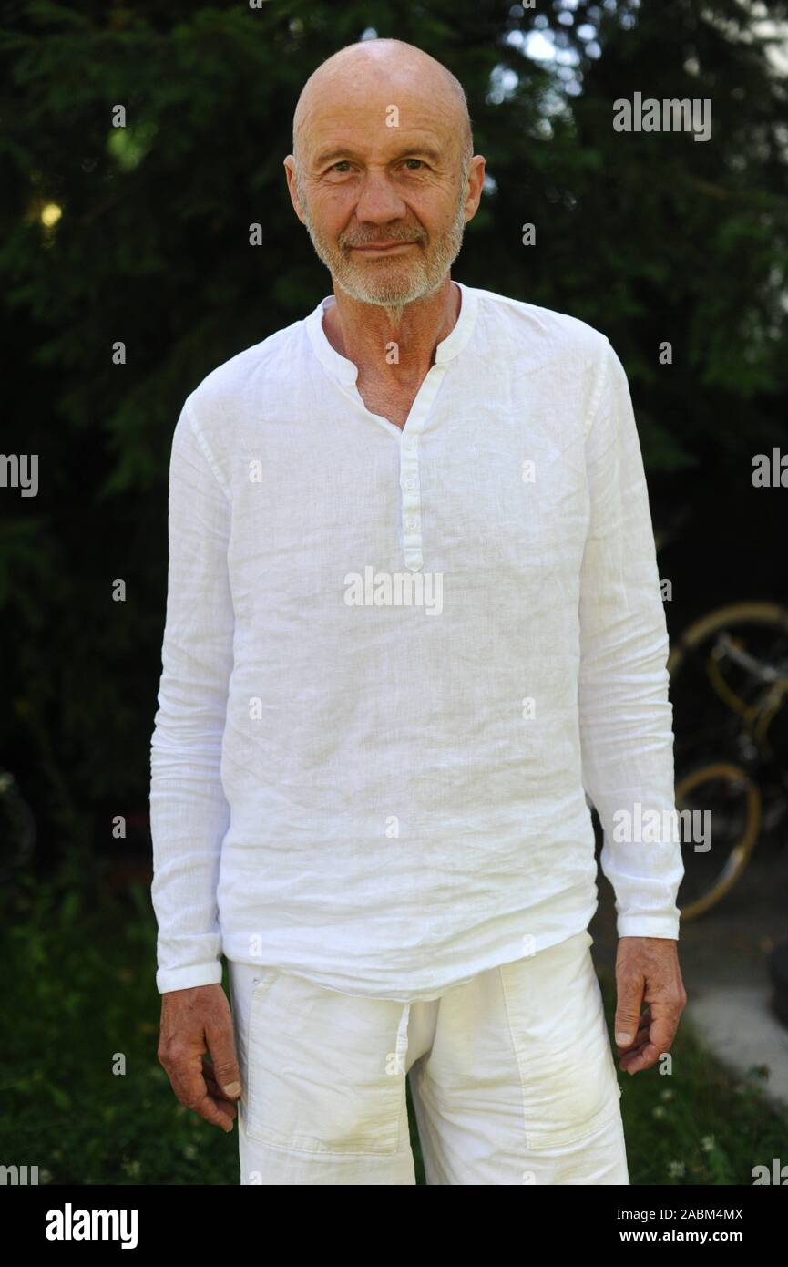 Christof Wackernagel, deutscher Schauspieler und Autor sowie ehemaliges Mitglied der Rote Armee Fraktion (RAF), an seinem Haus in Ottobrunn [automatisierte Übersetzung] erfasst Stockfoto