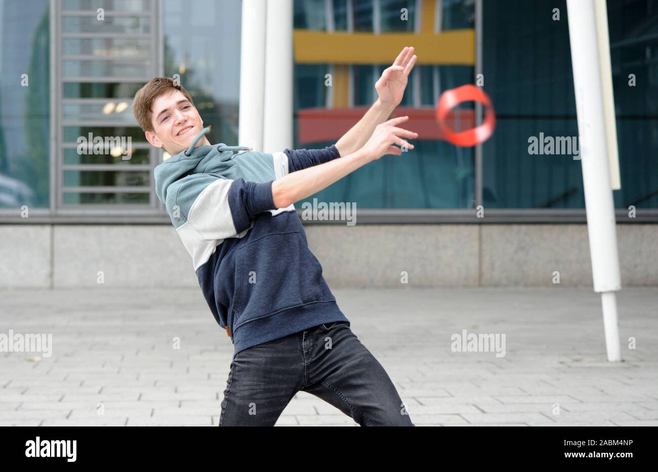 Nils Wagner, Student der Physik an der Technischen Universität München (TUM) in Garching, den ersten Platz im nationalen Wettbewerb "Jugend forscht" für seine fliegende hohler Zylinder X-Lungo ausgezeichnet. [Automatisierte Übersetzung] Stockfoto