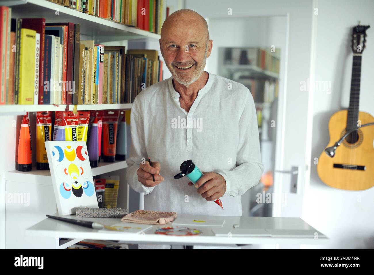 Christof Wackernagel, deutscher Schauspieler und Autor sowie ehemaliges Mitglied der Rote Armee Fraktion (RAF), in seiner Wohnung in Ottobrunn [automatisierte Übersetzung] erfasst Stockfoto
