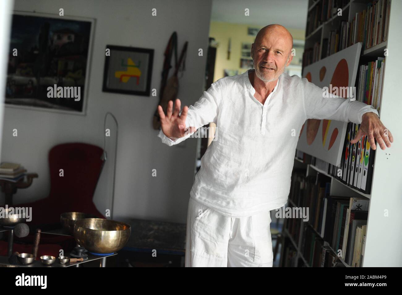 Christof Wackernagel, deutscher Schauspieler und Autor sowie ehemaliges Mitglied der Rote Armee Fraktion (RAF), in seiner Wohnung in Ottobrunn [automatisierte Übersetzung] erfasst Stockfoto