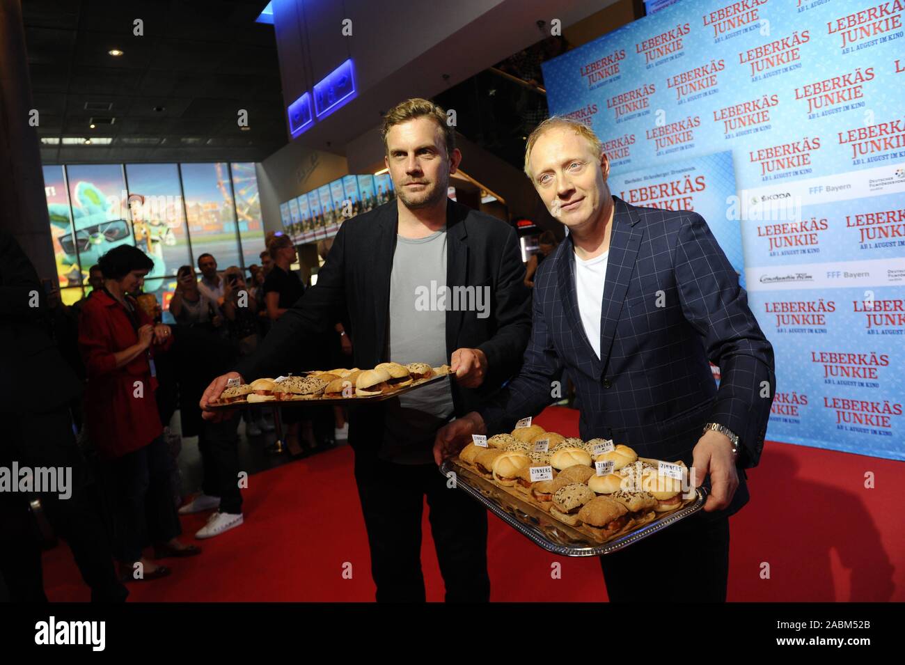 Die Schauspieler Sebastian Bezzel (l) und Simon Schwarz bei der Premiere des Bayerischen Regionalkrimi "Leberkäsjunkie" im Mathäser Filmpalast. [Automatisierte Übersetzung] Stockfoto