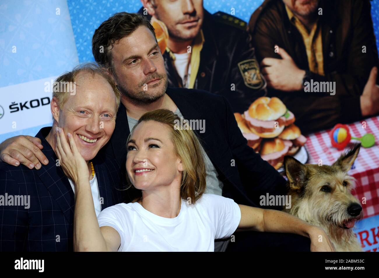 Die Schauspieler Simon Schwarz (li.), Sebastian Bezzel und Lisa Maria Potthoff bei der Premiere des Bayerischen Regionalkrimi "Leberkäsjunkie" im Mathäser Filmpalast. [Automatisierte Übersetzung] Stockfoto