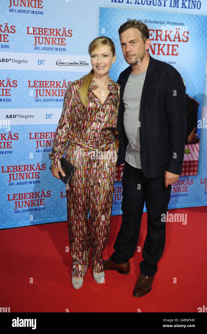 Schauspieler Sebastian Bezzel mit Frau Johanna Christine Gehlen bei der Premiere des Bayerischen Regionalkrimi "Leberkäsjunkie" im Mathäser Filmpalast. [Automatisierte Übersetzung] Stockfoto