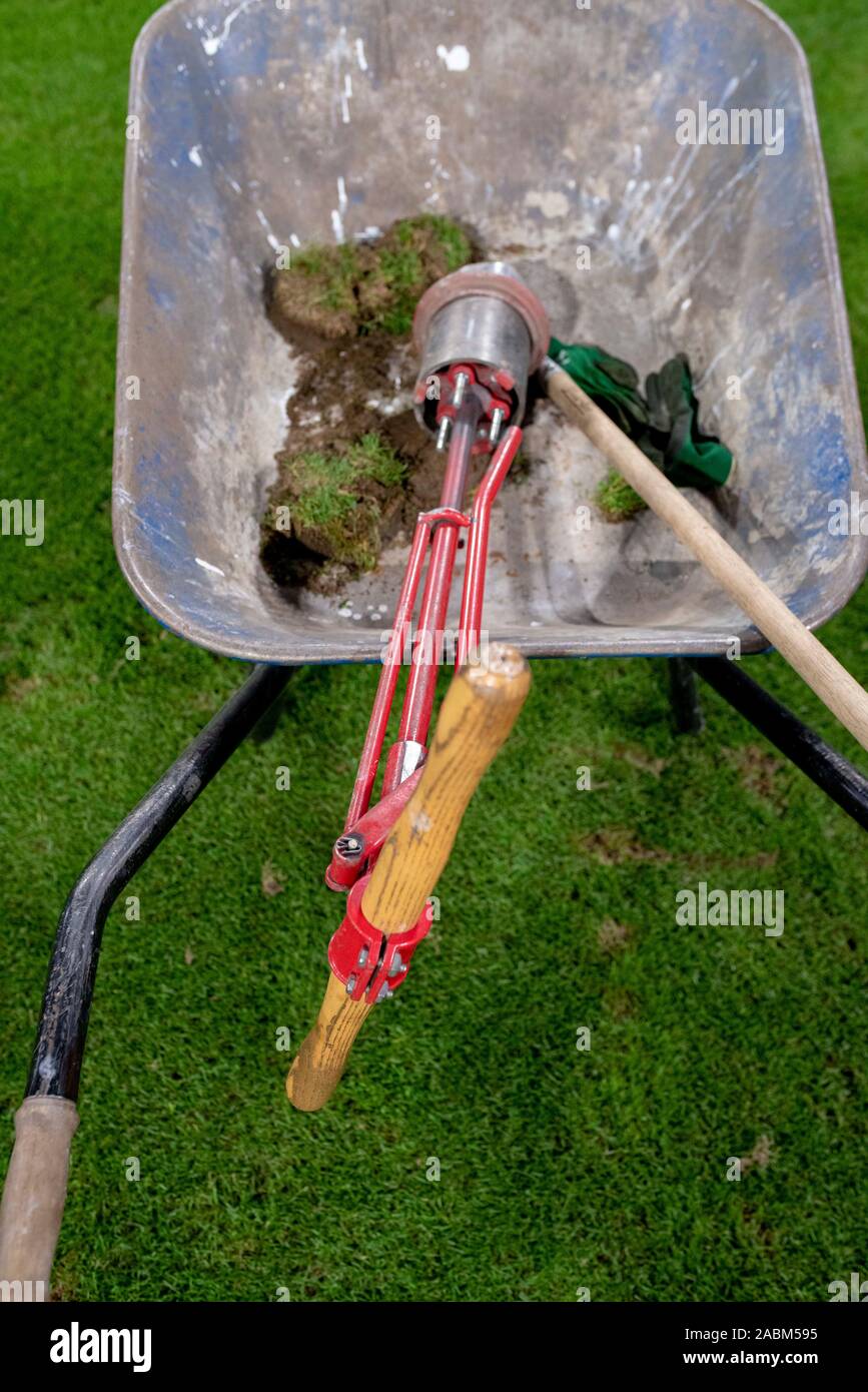 Eindruck von der Allianz Arena in München nach dem Ende des ersten Tages des Audi Cup 2019. Nach dem am Abend die Vorbereitungen für das nächste Spiel bereits beginnen. Das Bild zeigt die greenkeepers bei der Arbeit. [Automatisierte Übersetzung] Stockfoto