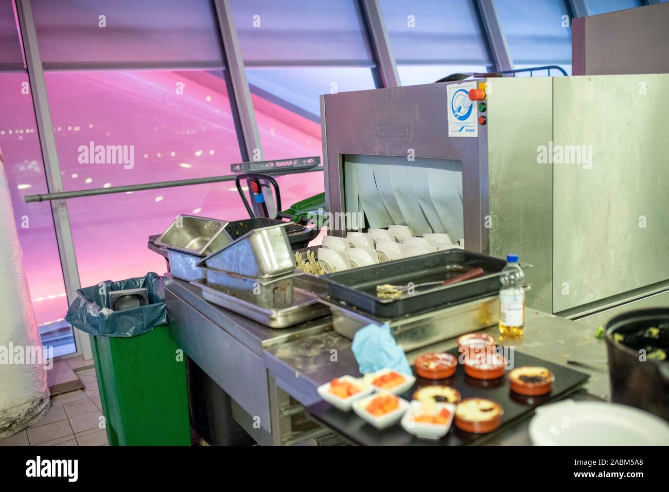 Eindruck von der Allianz Arena in München nach dem Ende des ersten Tages des Audi Cup 2019. Nach dem am Abend die Vorbereitungen für das nächste Spiel bereits beginnen. Das Bild zeigt die spülküche. [Automatisierte Übersetzung] Stockfoto