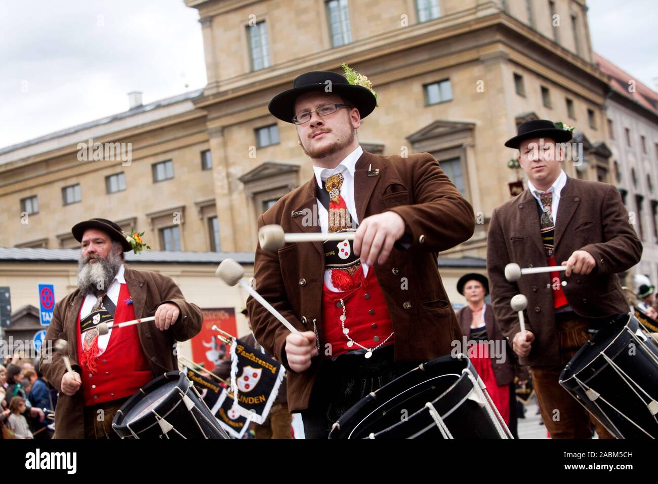 Fanfare Prozession Graf Toerring Gernlinden e.V. am Trachten- und Schützenverein Am ersten Wiesnsonntag 2014. [Automatisierte Übersetzung] Stockfoto