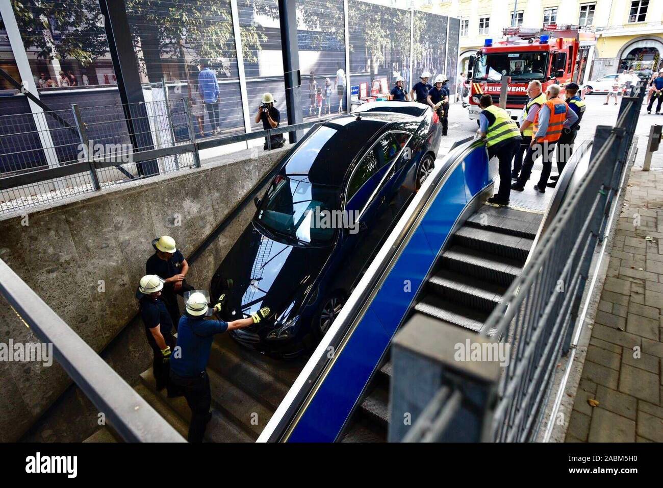 Durch die spezielle Baustelle Situation am Marienhof, ein französisches Paar verwirrt Eine u-bahn Ausgang mit einem Eingang zum Parkplatz und haben ihr Fahrzeug stecken auf der Treppe zur U-Bahn. Die Feuerwehr, eine abschleppfirma und die Polizei das Fahrzeug und wieder nach oben ziehen. [Automatisierte Übersetzung] Stockfoto