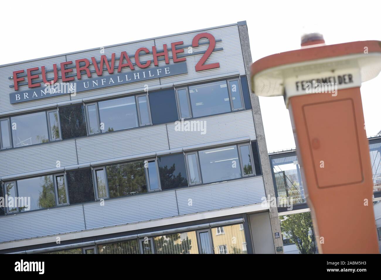 Not-Telefon vor der Feuerwache 2 an der Aidenbachstraße 7. [Automatisierte Übersetzung] Stockfoto