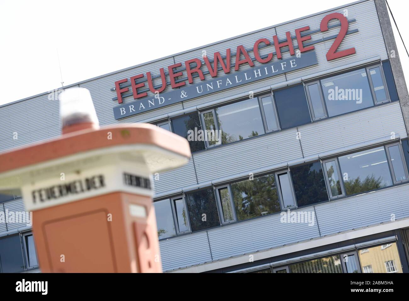 Not-Telefon vor der Feuerwache 2 an der Aidenbachstraße 7. [Automatisierte Übersetzung] Stockfoto