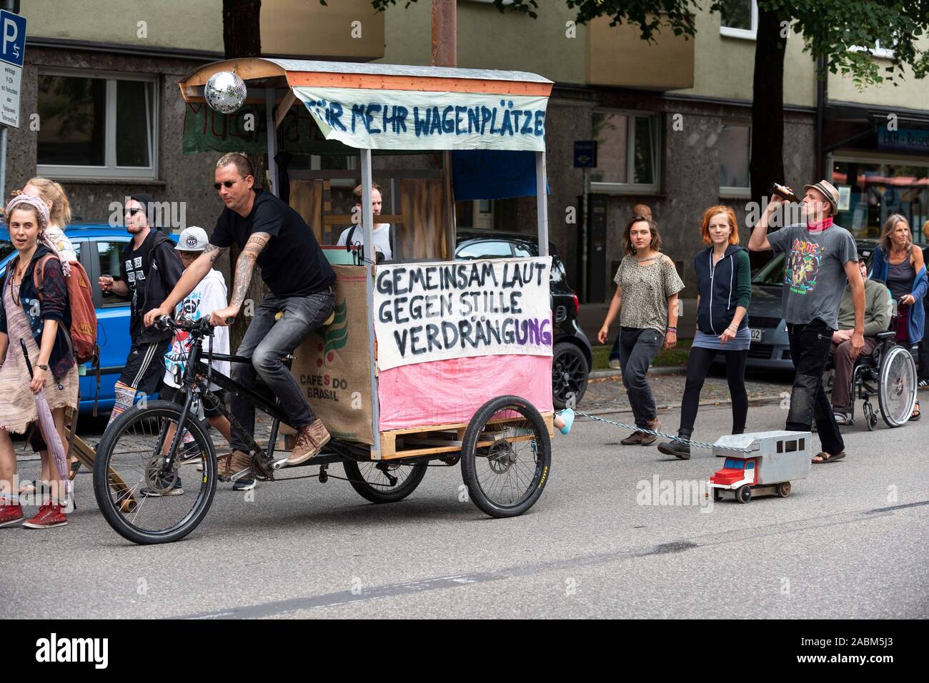 Der stadtpark Olga', der freie Platz Konvoi der Olga wagen Park, über Implerstrasse Richtung Westend am Samstag, August 3, 2019 Für mehr kreativen Freiraum in der Stadt zu demonstrieren. [Automatisierte Übersetzung] Stockfoto