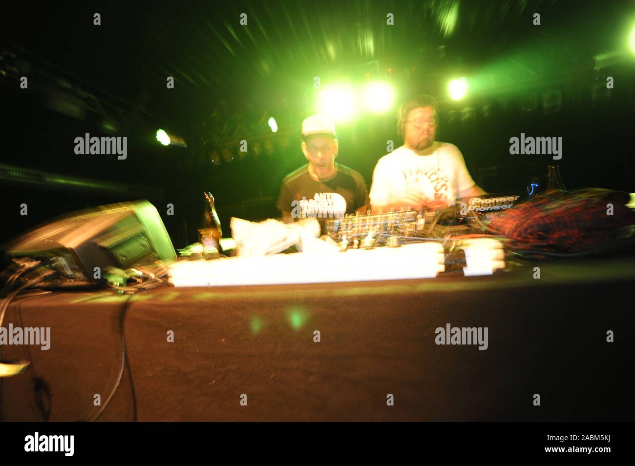 DJ Disco mit Sportfreunde Stiller Schlagzeuger Florian Weber (l.) Während der Free & Easy Festival im Event Center "Backstage" an der Friedenheimer Brücke in München. [Automatisierte Übersetzung] Stockfoto
