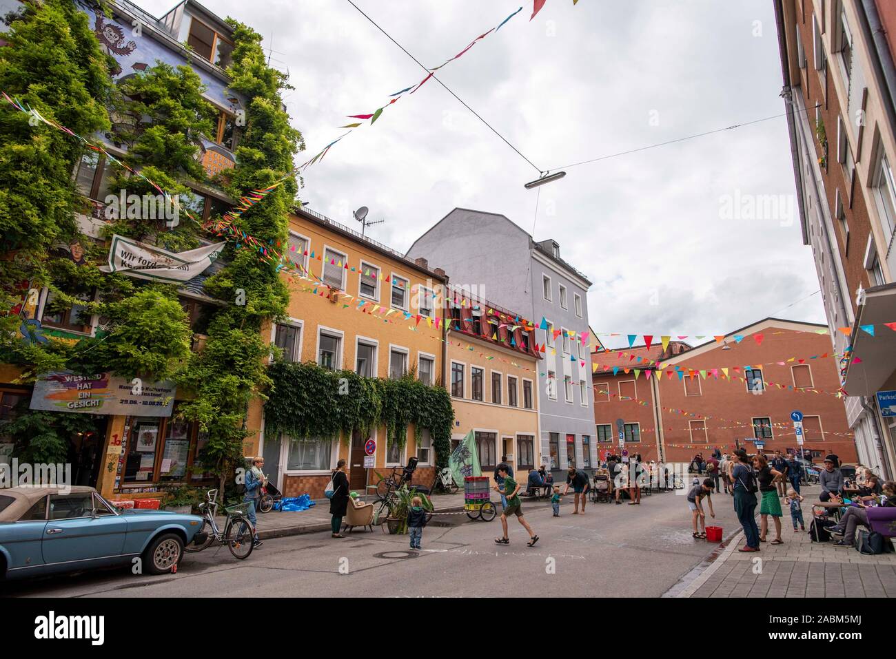 Bewohner bei der Tavolata Street Festival im Münchner Westend mit einer langen Tafel, die aus dem Ligsalz 9 Wohnprojekt erstreckt sich auf die experimentelle kultureller Treffpunkt Kösk um die Ecke. [Automatisierte Übersetzung] Stockfoto