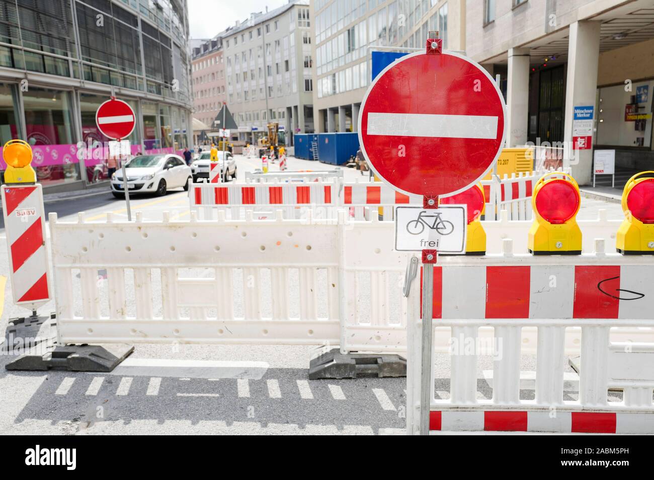 Stadtwerke München ist die Fernkälte Netzwerk von der Münchener Süden baut Blockheizkraftwerk in die Innenstadt und zur Festlegung einer fernkälte Pipeline in Oberanger. Bis Ende November 2019, Auto Verkehr im südlichen Rosental ist stark beeinträchtigt. [Automatisierte Übersetzung] Stockfoto