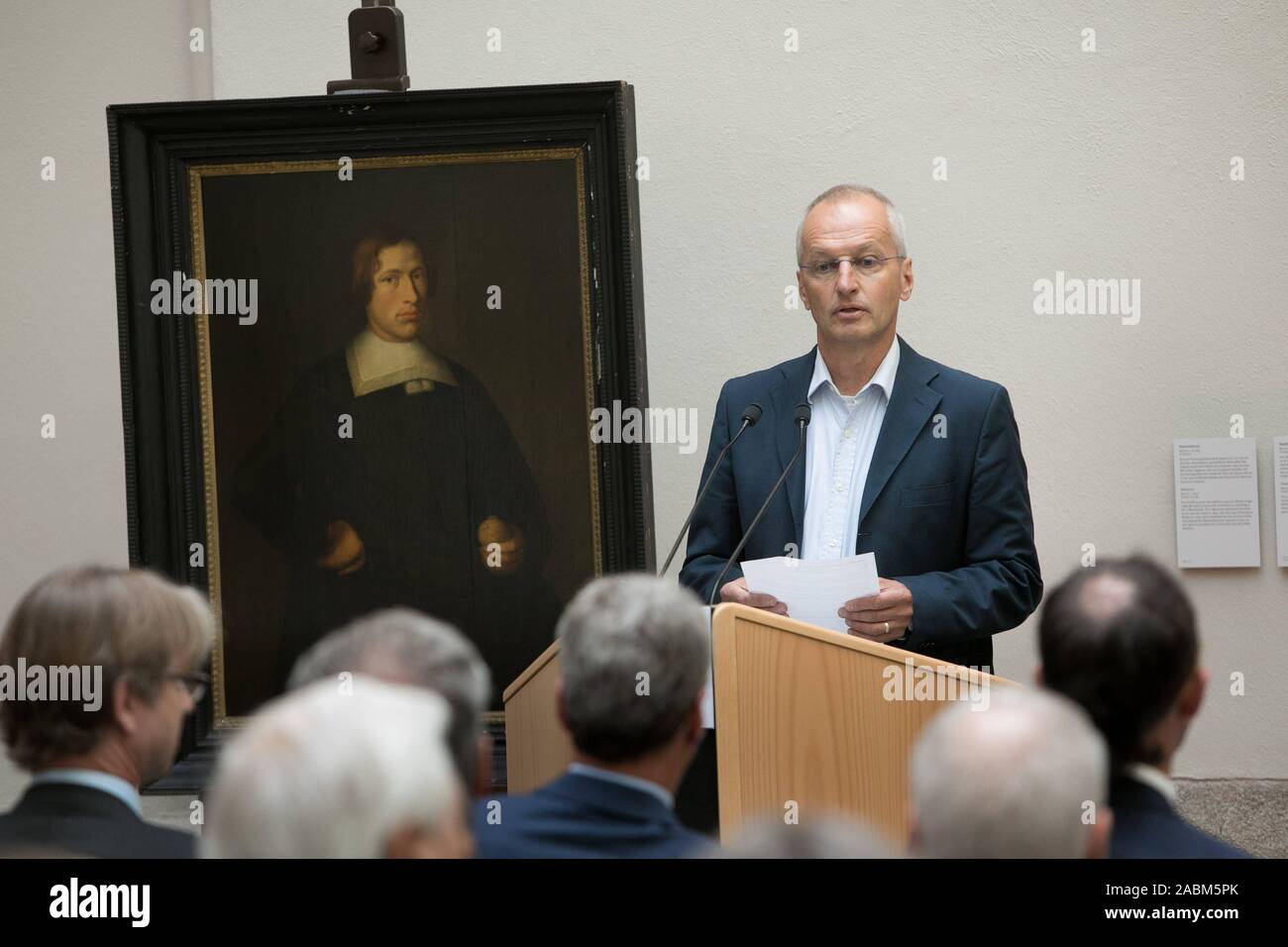 Kunst Minister Bernd Sibler übergibt neun Kunstwerke aus dem ursprünglichen Eigentum von dem Ehepaar Julius und Semaya Franziska Davidsohn an Ihre Erben an das Bayerische Nationalmuseum in München. Im Bild Erbe Hardy Langer mit dem Bild: monogrammist B.v.H. (Wahrscheinlich Emanuel de Witte), Porträt eines jungen Mannes mit Zitrone, 1660. [Automatisierte Übersetzung] Stockfoto